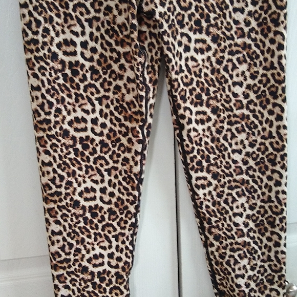 Zyia leapard print Scrunchy Hi rise 7/8 light and lux 24" 14 / 16 leggings - Picture 3 of 11